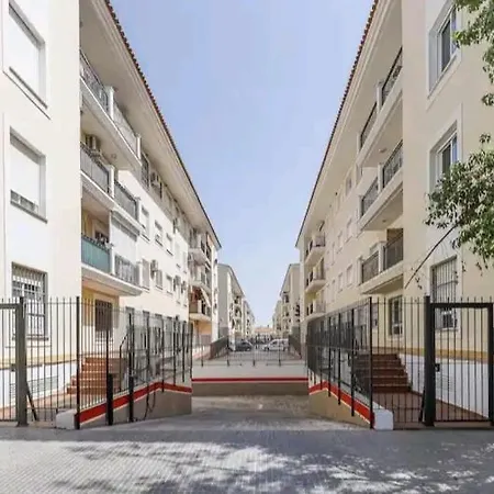 Con Patio Y Piscina Cerca De Sevilla Apartamento *