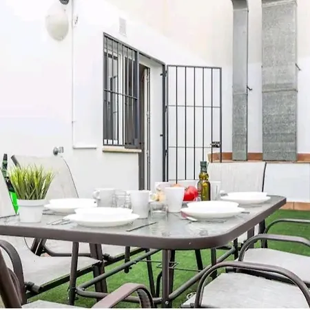 Con Patio Y Piscina Cerca De Sevilla