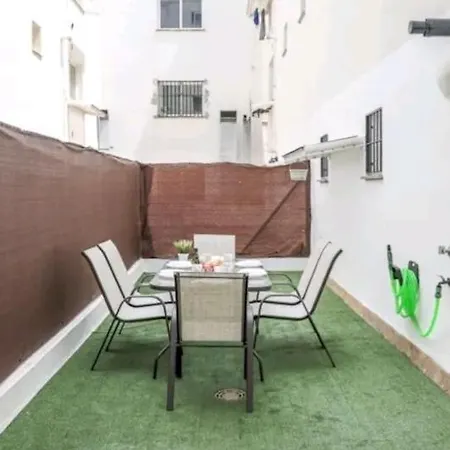 Con Patio Y Piscina Cerca De Sevilla Apartamento
